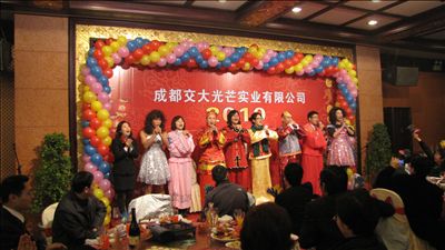 生产工程部表演的情景喜剧《拜年》
